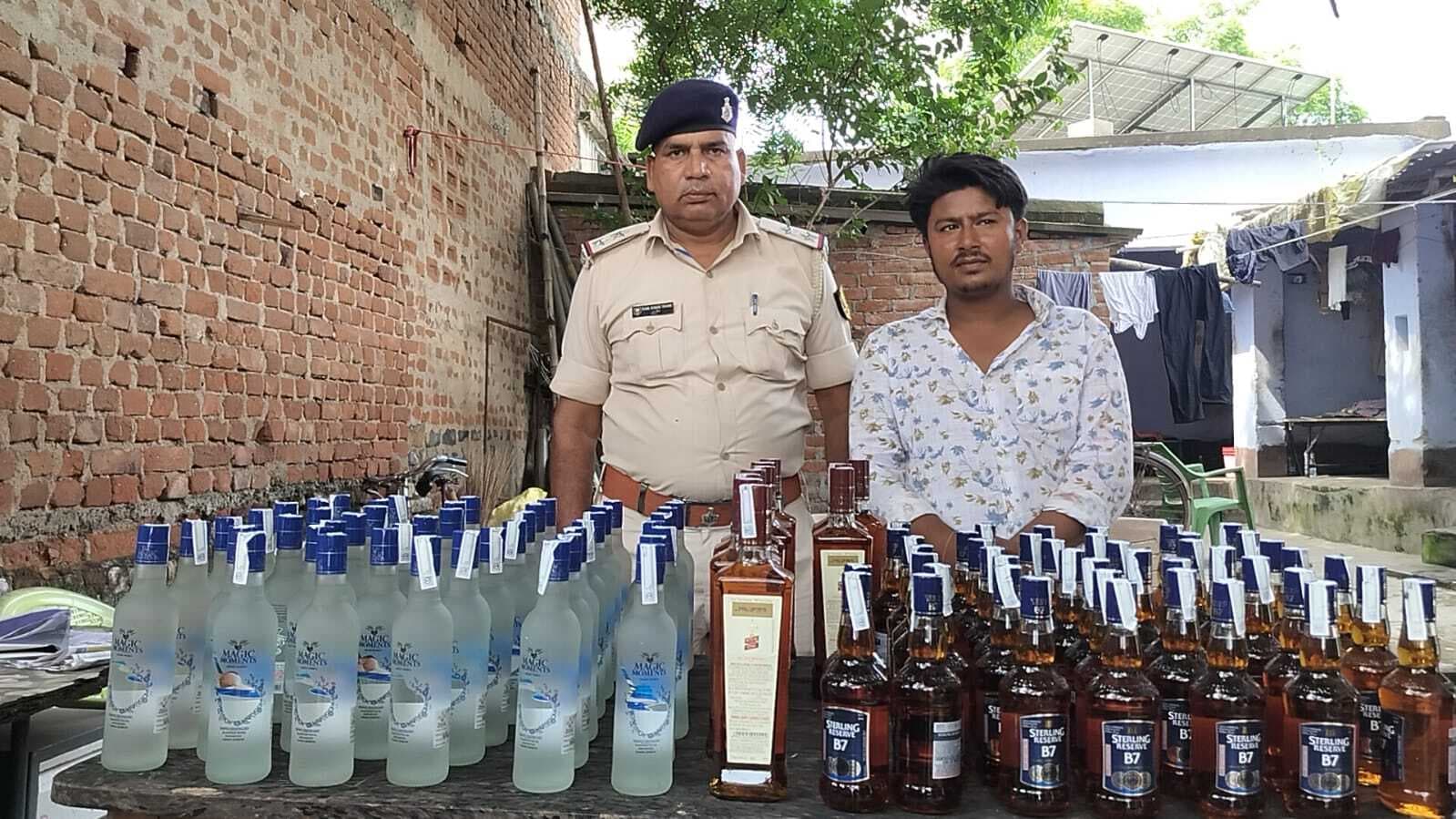 ऑटो से 40 लीटर शराब बरामद, तस्कर गिरफ्तार