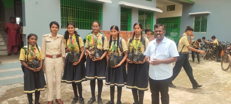 बच्चों ने अपने माता-पिता के नाम पौधारोपण करने का लिया संकल्प