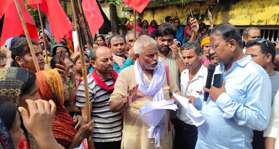 भाकपा माले व अखिल भारतीय खेत व ग्रामीण मजदूर सभा ने दिया धरना