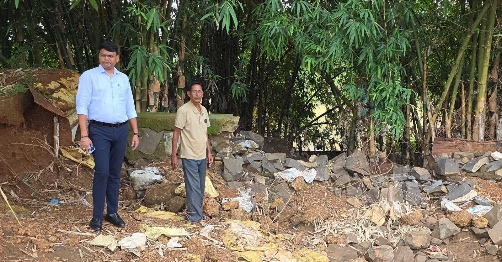 गुमानी नदी के बाढ़ से प्रभावित क्षेत्रों का बीडीओ ने किया दौरा