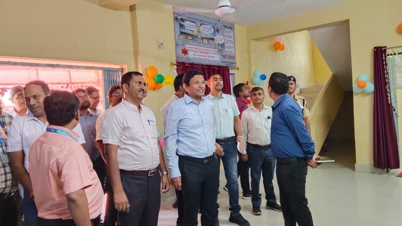 बरहरवा रेलवे स्टेशन पर डीआरएम ने लोको पायलट के लिए रनिंग रूम का किया उद्घाटन