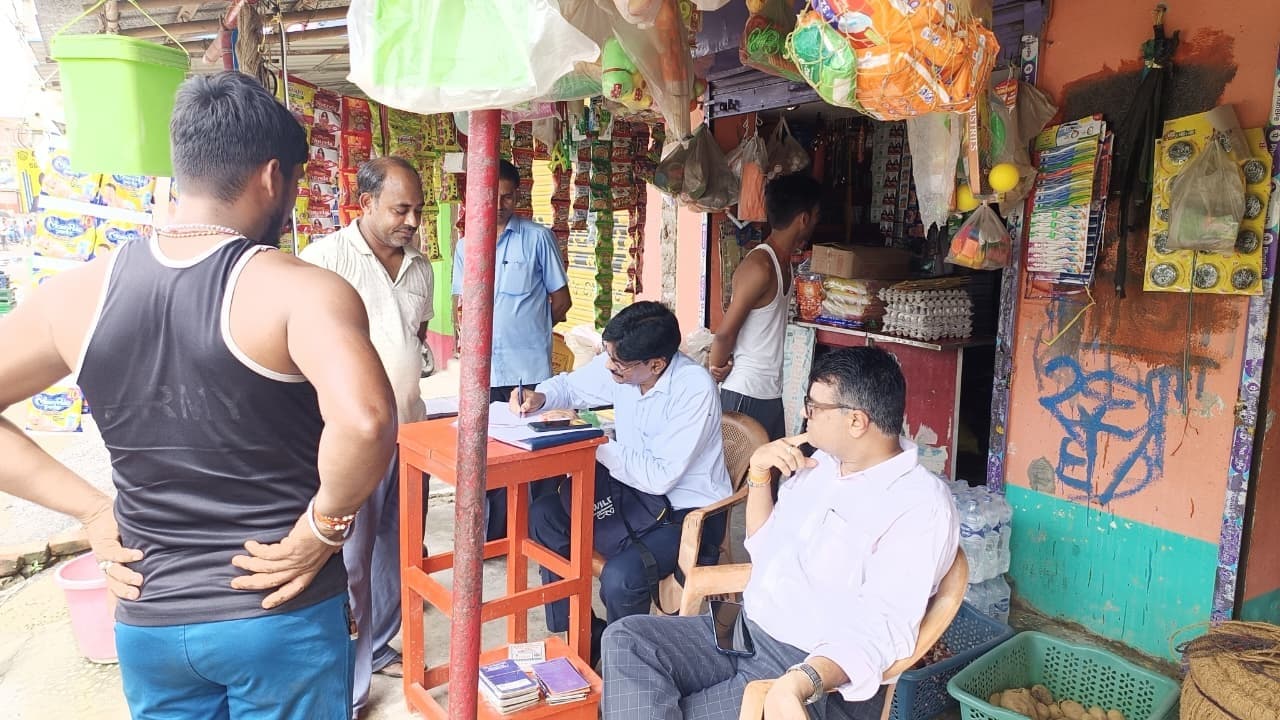 किराना दुकानों में छापेमारी, दो जगहों से 16 सिलिंडर व पासबुक बरामद