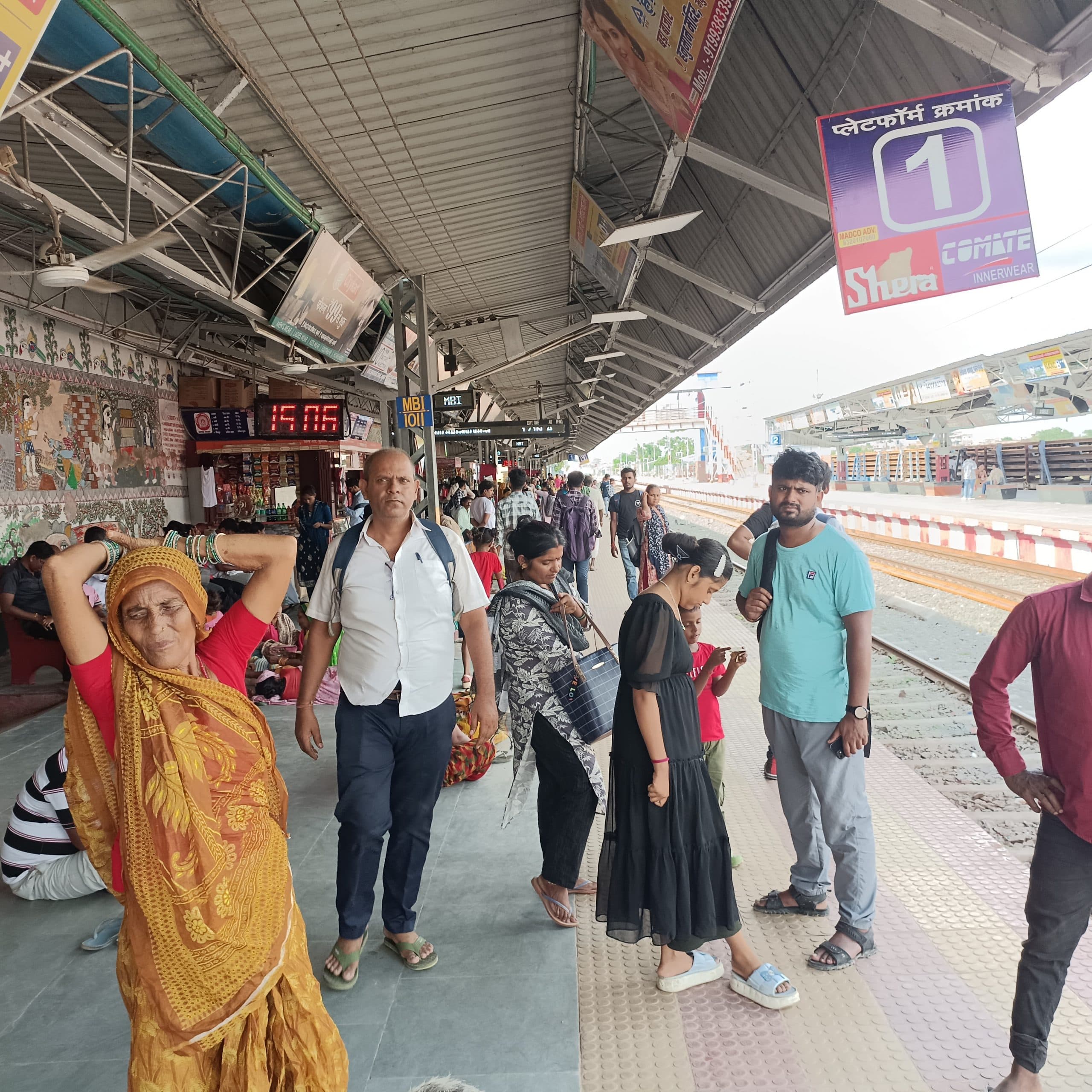 Madhubani News : दीपावली व छठ पर्व में दूसरे प्रदेश से आने वालों को टिकट मिलना हुआ मुश्किल