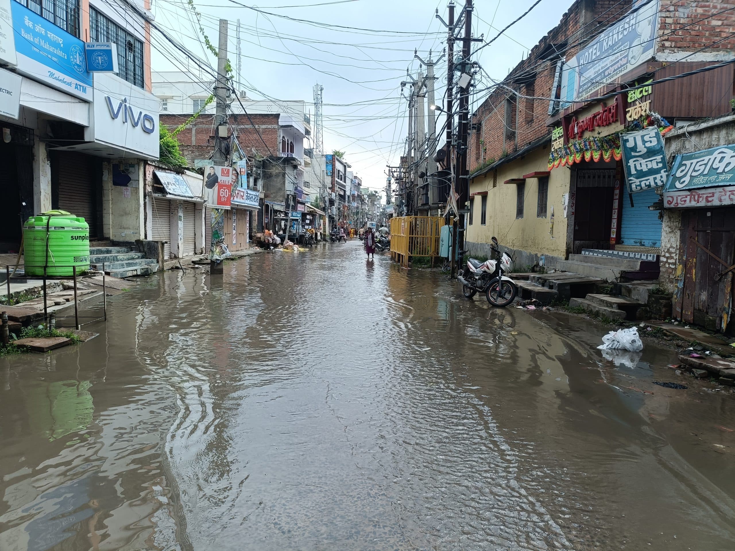 Madhubani News : मूसलाधार बारिश होने से शहर में आवागमन की समस्या हुई गंभीर