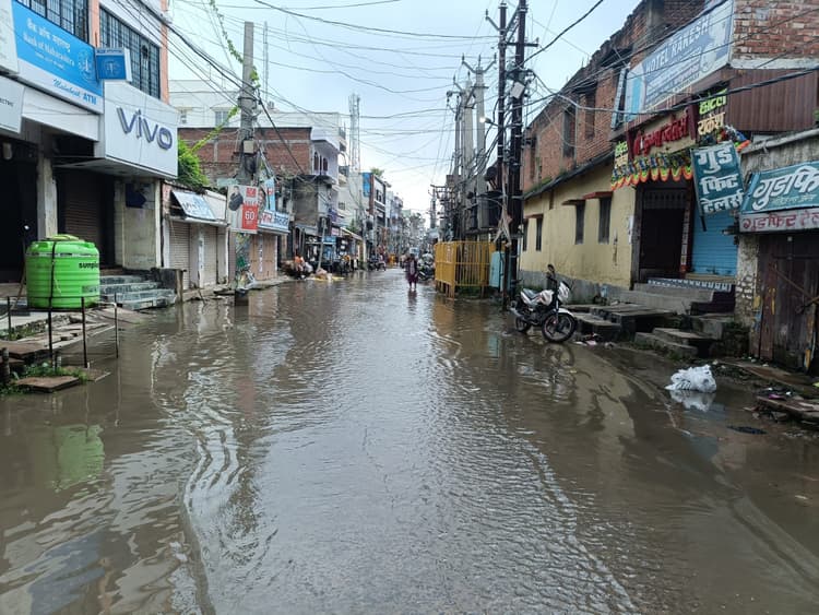 Madhubani News : मूसलाधार बारिश होने से शहर में आवागमन की समस्या हुई गंभीर