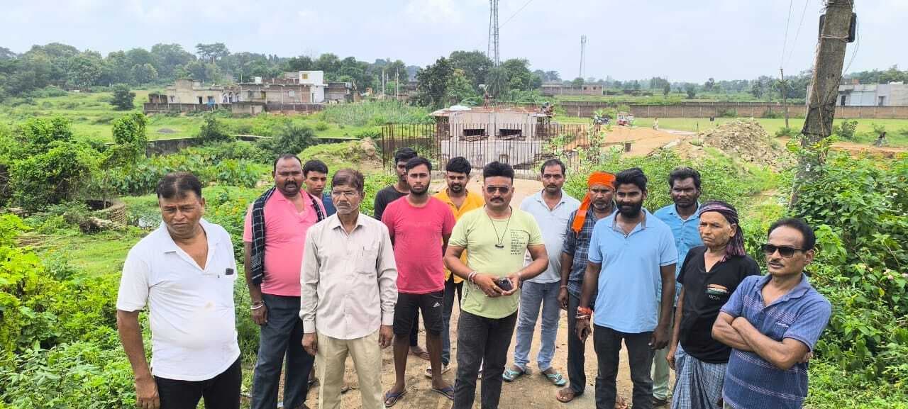 Deoghar news : पुल निर्माण में अनियमितताओं का आरोप लगाकर ग्रामीणों ने किया प्रदर्शन