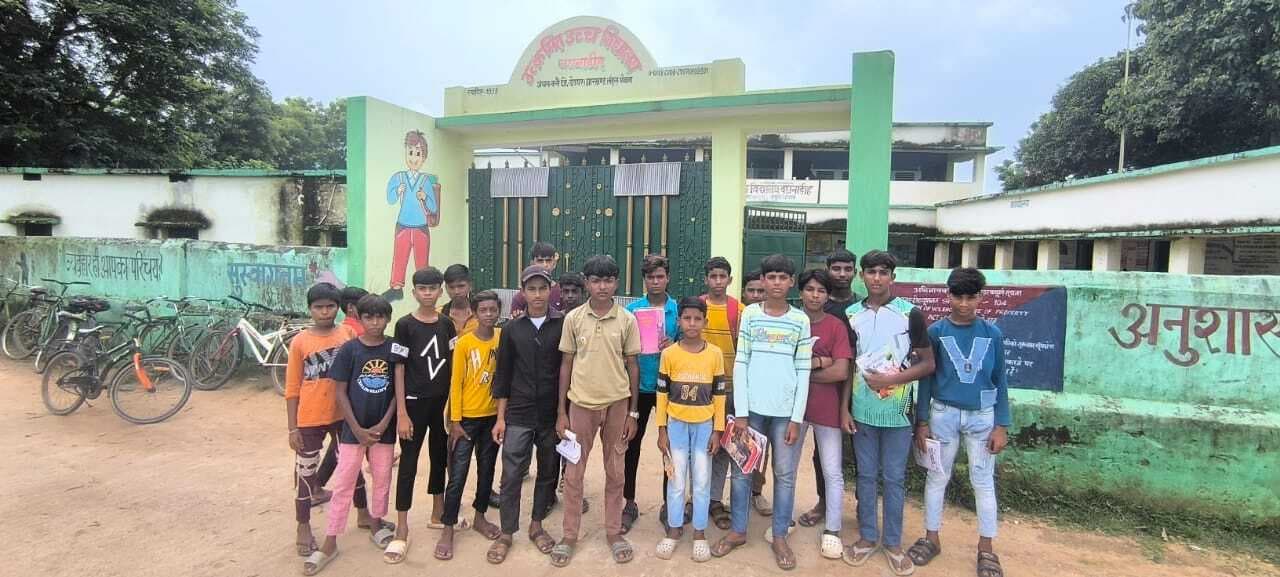 Deoghar news : ड्रेस कोड में नहीं आने पर विद्यालय में प्रवेश पर रोक को लेकर छात्रों ने किया हंगामा