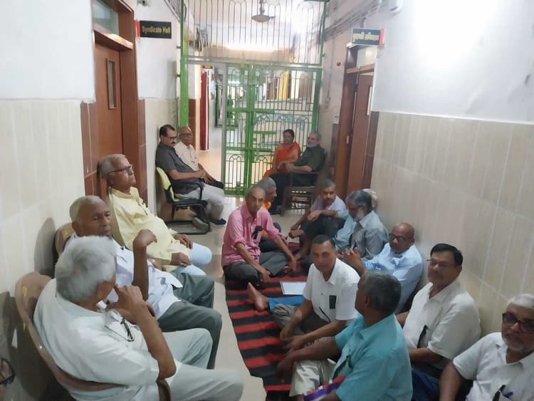 Bhagalpur News: टीएमबीयू : पेंशनरों ने कुलपति कार्यालय के सामने दिया धरना