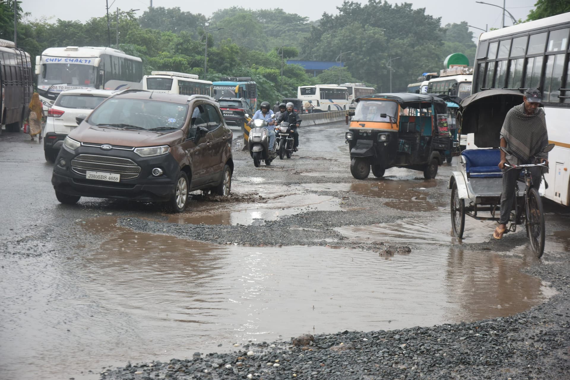 Jamshedpur News : जमशेदपुर की सड़कें हुईं जानलेवा, गड्ढे में सड़क या सड़क में गड्ढा पता ही नहीं...