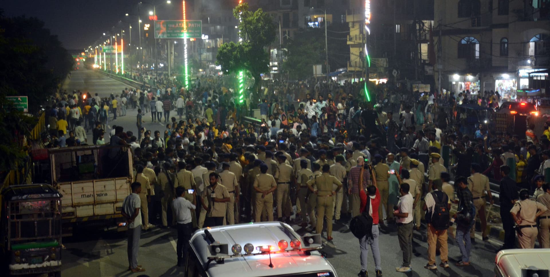 आक्रोशित लोगों ने इंद्रपुरी अटल पथ पर की आगजनी, दो घंटे तक जाम रही सड़क