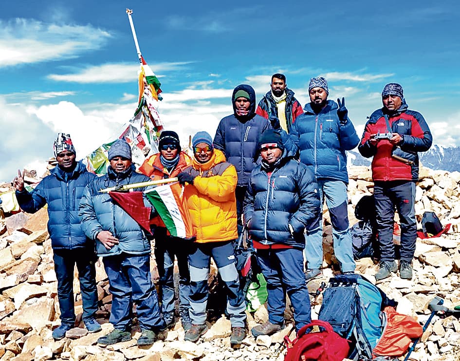 पर्वत अभियात्री संघ के सदस्यों ने यूनम पर लहराया परचम