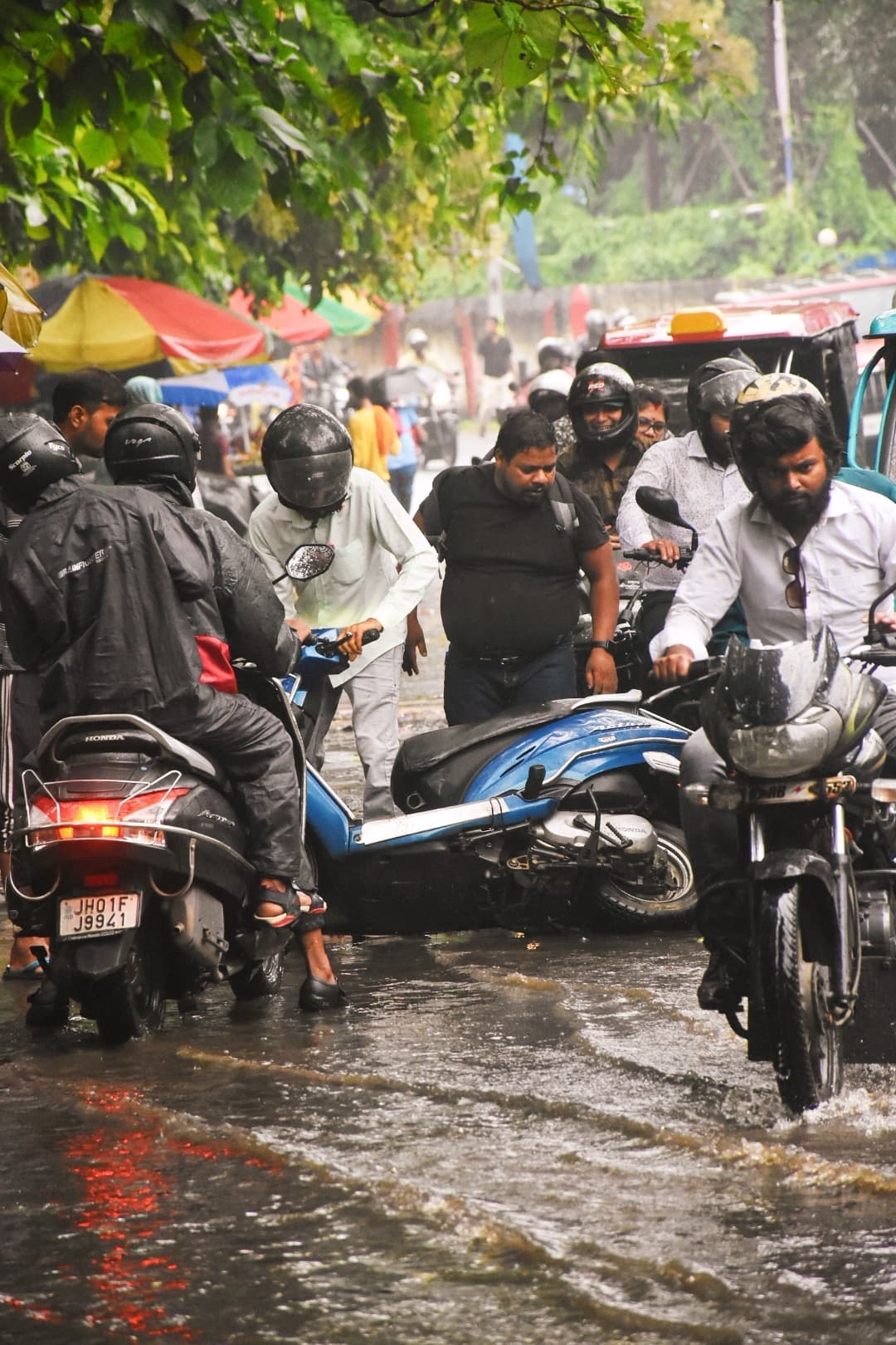 Dhanbad News: दिन में ही छाया अंधेरा, झमाझम बारिश से जनजीवन अस्त-व्यस्त