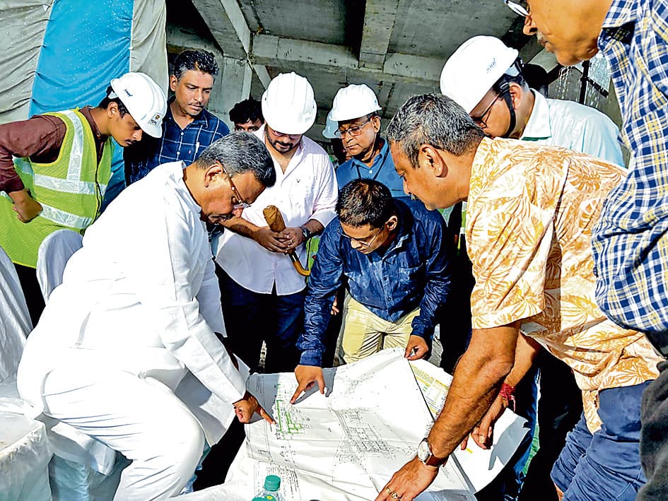 ईएम बाइपास इलाके में निर्माणाधीन वाटर ट्रीटमेंट प्लांट का मेयर फिरहाद हकीम ने किया निरीक्षण