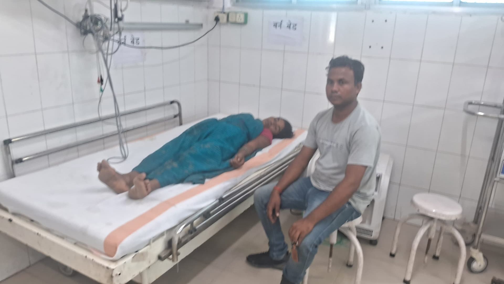 खेत में घास काट रही महिला को सांप ने काटा, इलाजरत