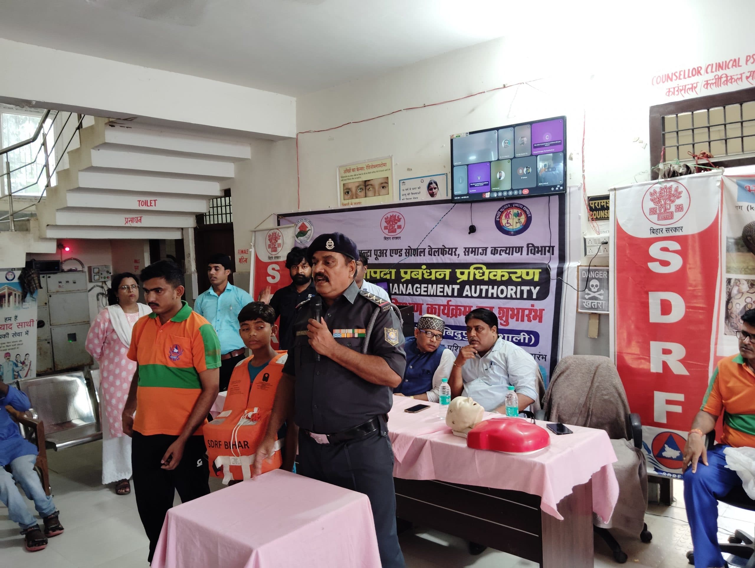 hajipur news. प्लास्टिक की बड़ी बोतलों को एक साथ बांधकर डूबने से बचने का तरीका बताया