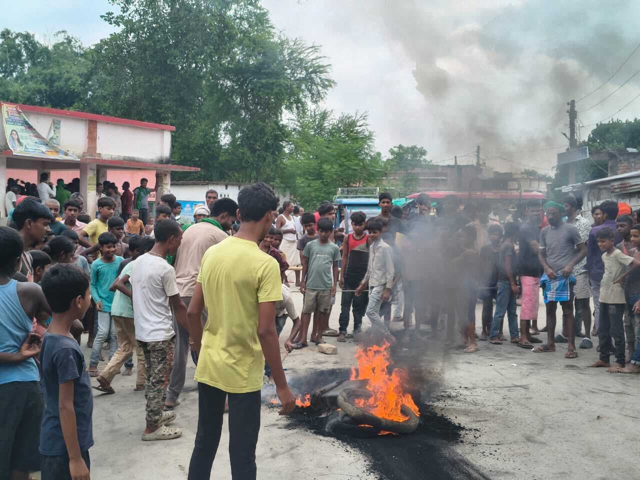 बिजली के लिए सड़क पर उतरे लोग, भवानीपुर-अकबरपुर मुख्यमार्ग पर टायर जला प्रदर्शन, घंटों जाम