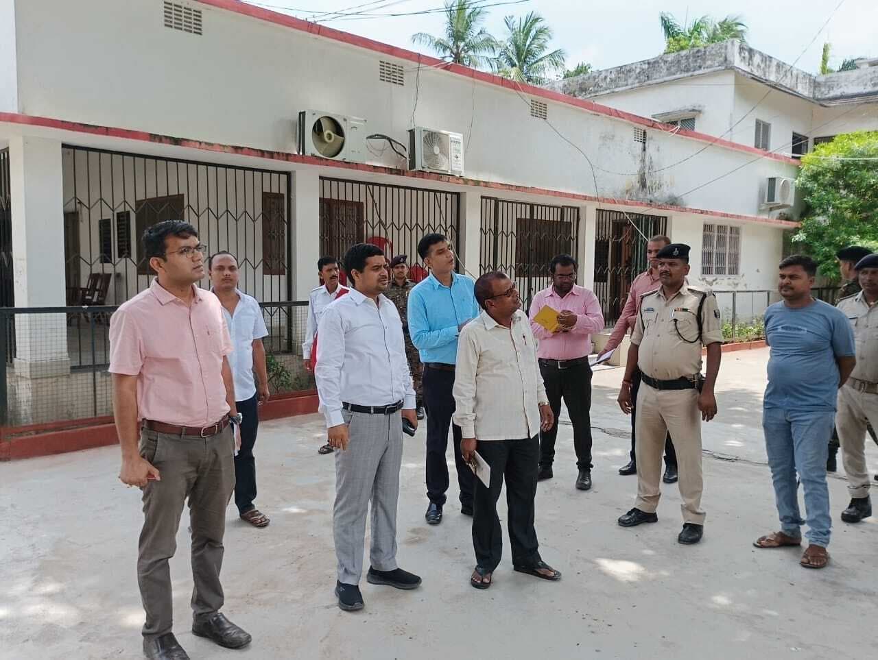 डीएम ने जिप कार्यालय का किया निरीक्षण