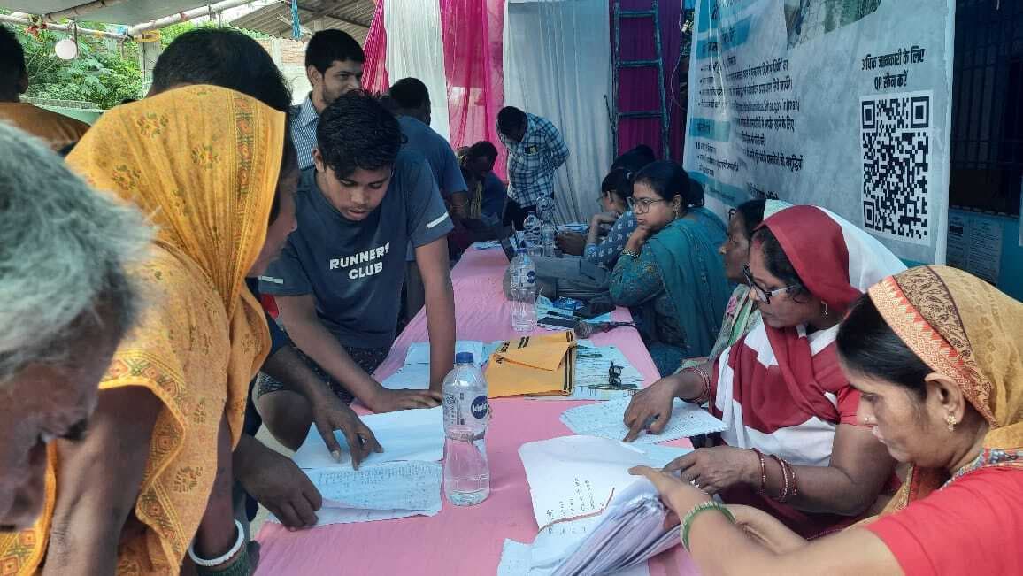 hajipur news. घर-घर जाकर कर्मी कर रहे राजस्व पंजी का वितरण