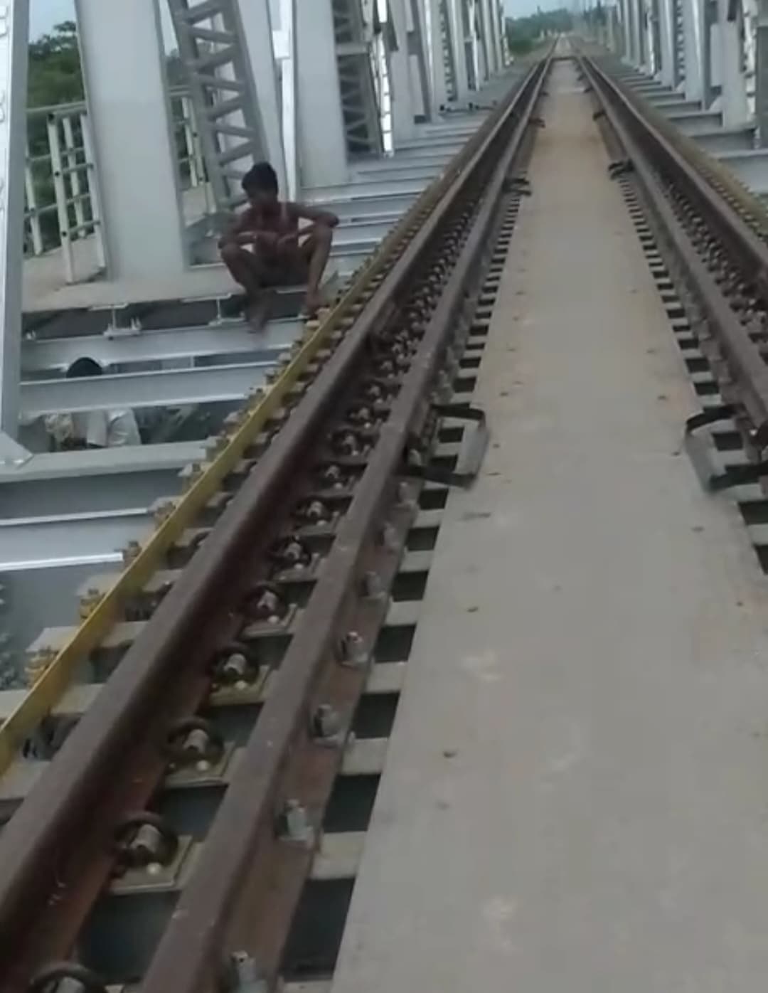 सुपौल-पिपरा रेल सेक्शन के पुल से कंपोनेंट चोरी, यात्रियों की सुरक्षा पर संकट