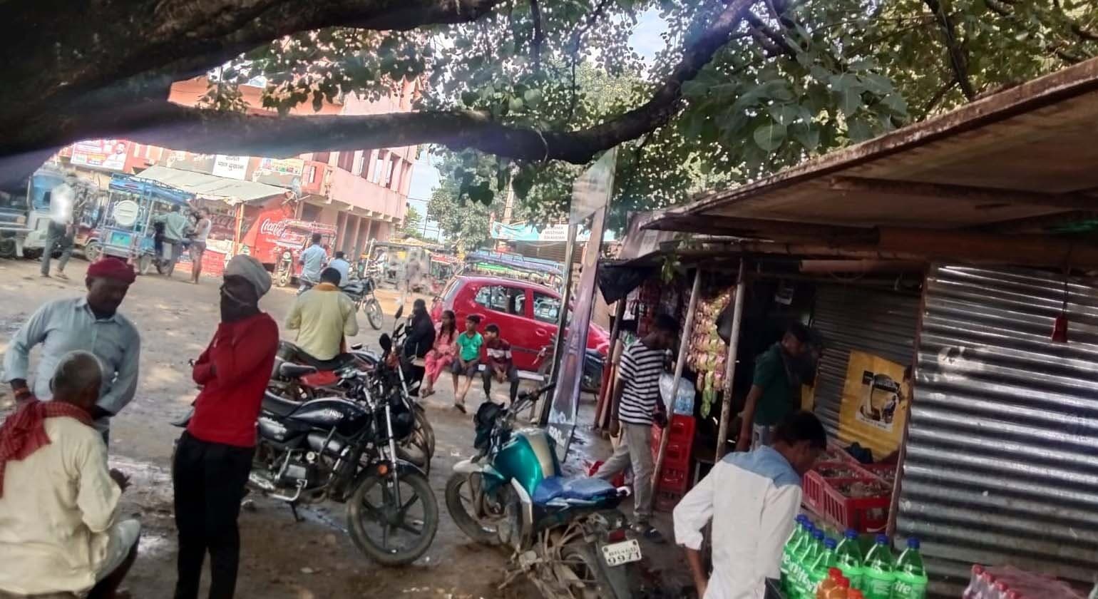 शहर के विद्यापीठ चौक स्थित आंबेडकर बस पड़ाव पर अतिक्रमण से खतरा