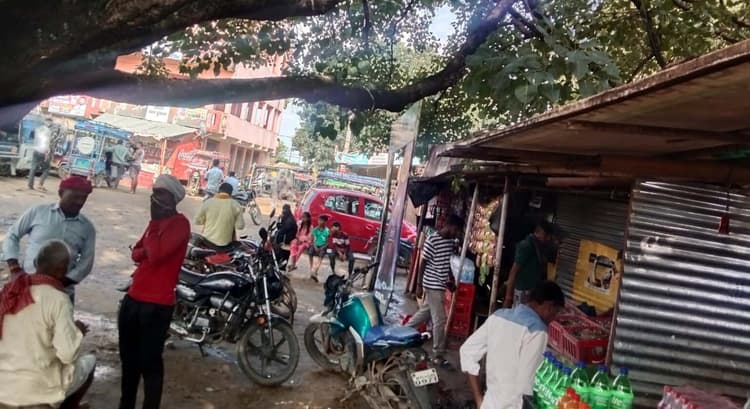 शहर के विद्यापीठ चौक स्थित आंबेडकर बस पड़ाव पर अतिक्रमण से खतरा