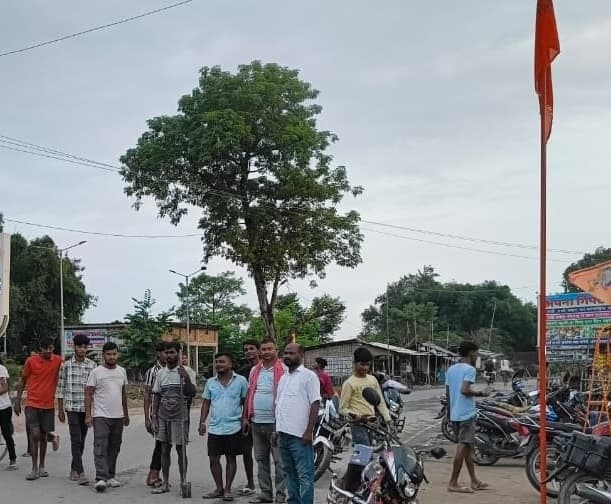 विहिप बजरंग दल ने लगाया विशाल भगवा ध्वज