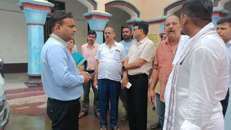 डीएम ने पीएम श्री प्लस टू स्कूल का किया निरीक्षण, मैदान व जिम के सुधार का आदेश