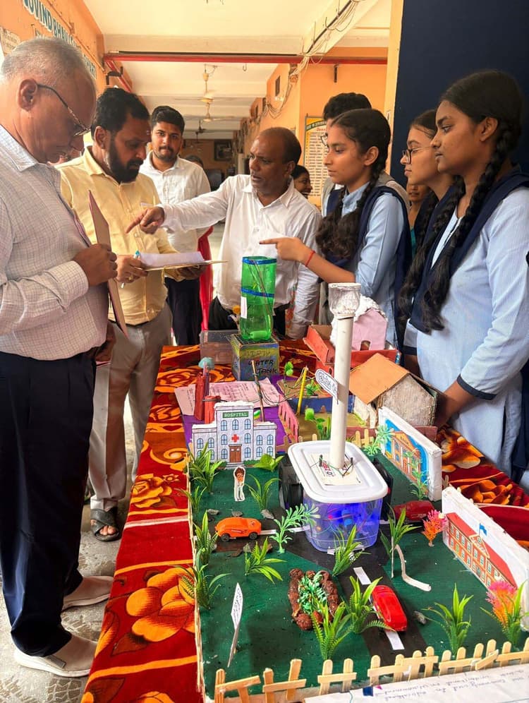 विज्ञान, सामाजिक विज्ञान व कला के विद्यार्थियों ने 200 मॉडल व पेंटिंग का किया प्रदर्शन