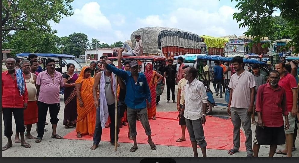 जल जमाव से लोग परेशान, सड़क जाम कर किया प्रदर्शन