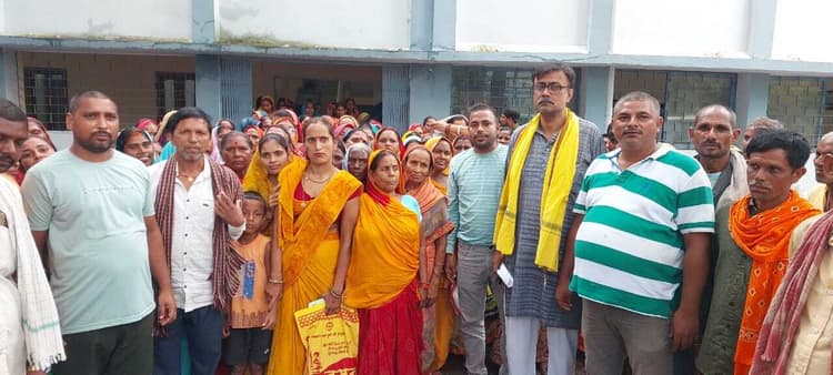 बाढ़ पीड़ित दर्जनों ग्रामीणों ने डीएम को सौंपा ज्ञापन