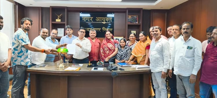 Deoghar news : निवर्तमान पार्षदों ने नगर आयुक्त को सौंपा 19 सूत्री ज्ञापन, सफाई एजेंसी के काम का ब्योरा मांगा