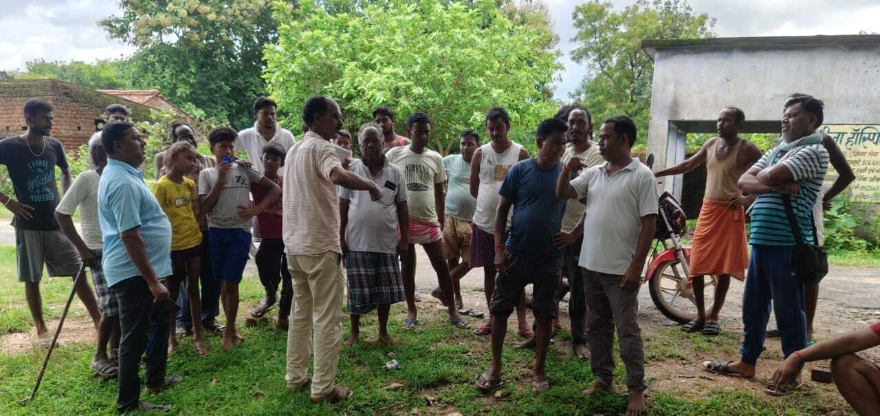 अंगूठा लगवा लिया मगर नहीं दिया दो माह का अनाज