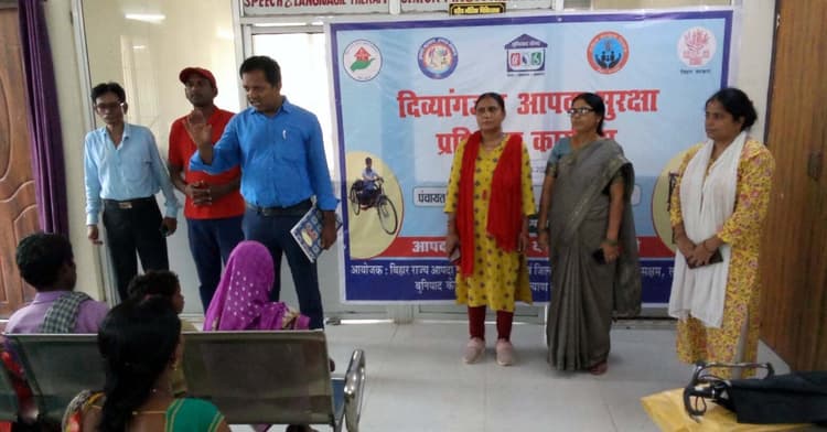 बुनियाद केंद्र में दिव्यांगों को आपदा प्रबंधन विभाग ने दिया प्रशिक्षण