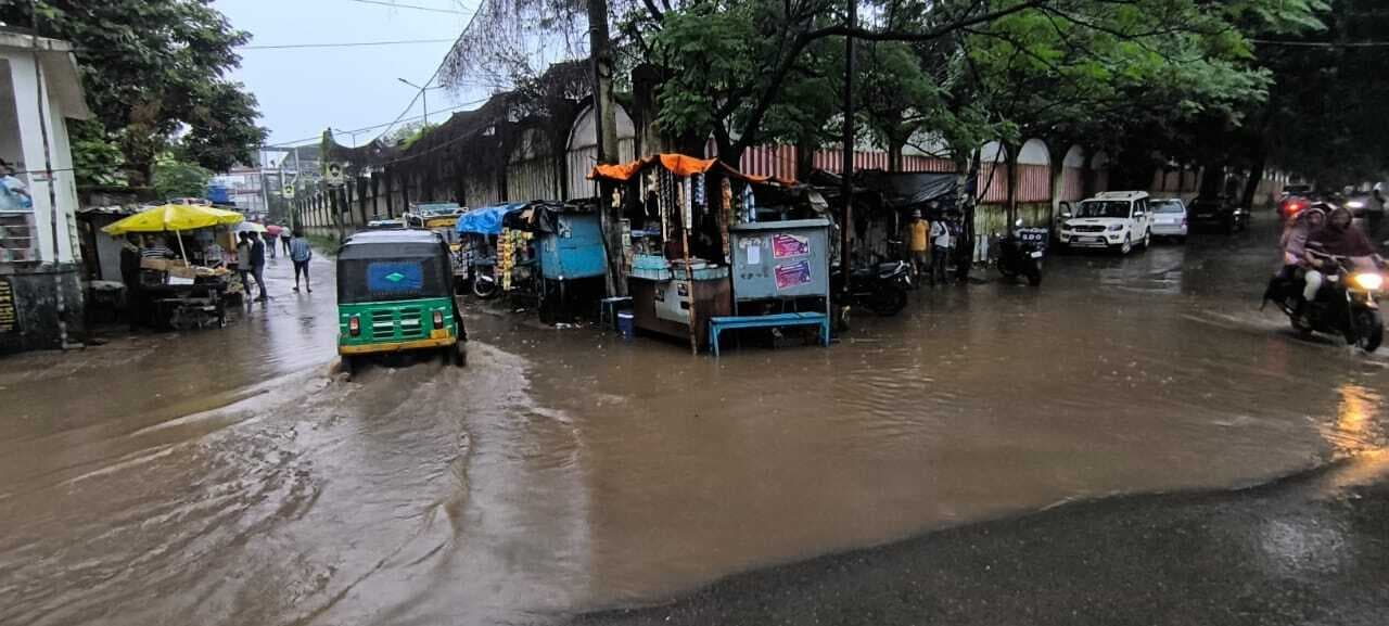 बारिश से जगह-जगह जल जमाव, आवागमन में हो रही परेशानी