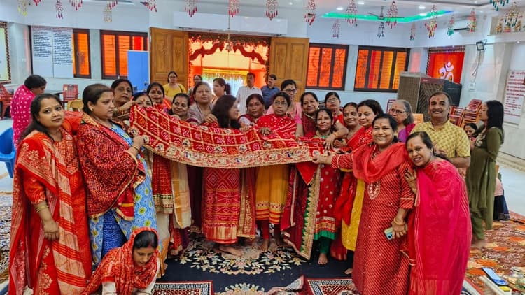 Deoghar news : चुनरी उत्सव में गूंजे राजस्थानी लोकगीत, भजनों ने किया भावविभोर