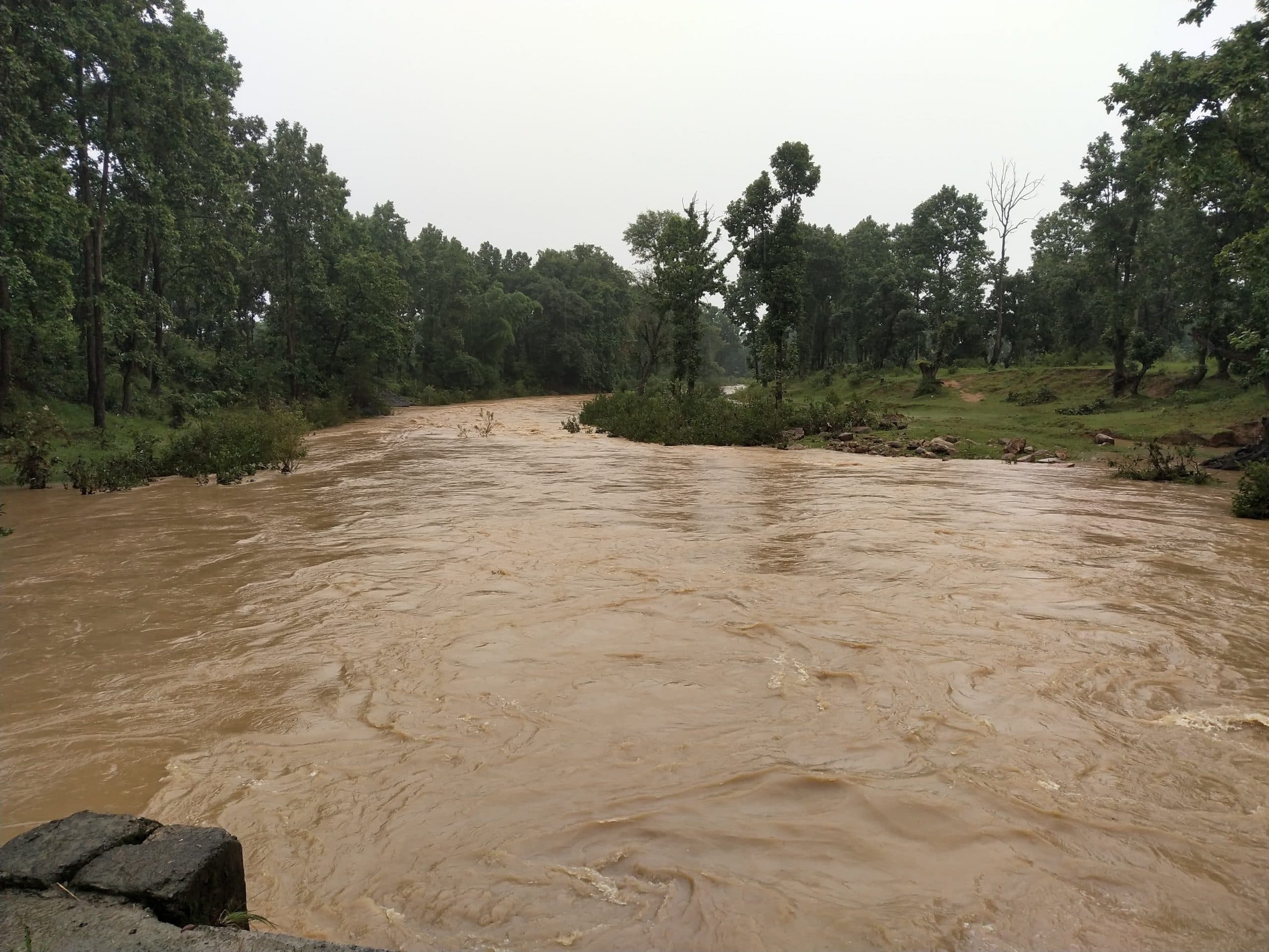 नदियां उफान पर, बाजार ठप, रेलवे को करोड़ों का नुकसान