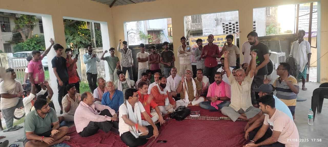 Madhubani News : समुचित स्वास्थ्य व्यवस्था की बहाली के लिए पांचवें दिन भी अनशन जारी