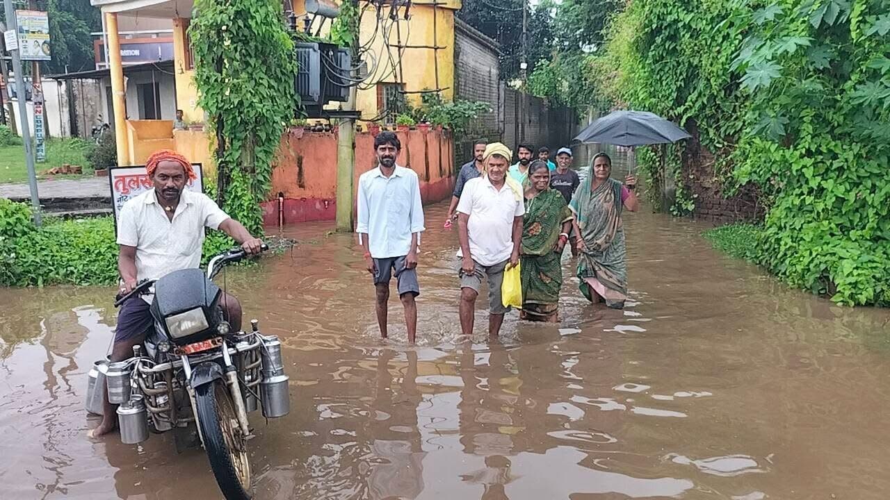 Giridih News :सिरसिया-गादी मार्ग पर जलजमाव से आमजन बेहाल