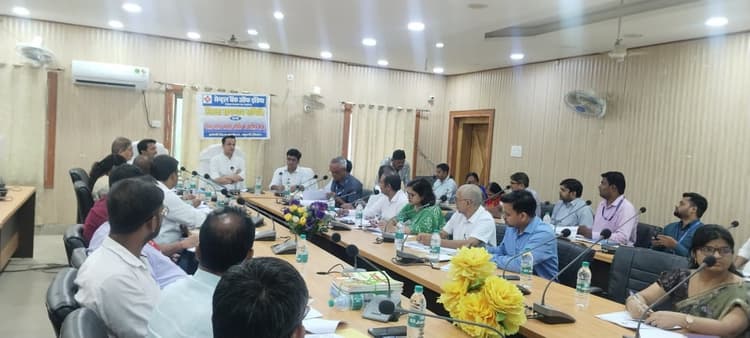 Madhubani News : नये किसानों को क्रेडिट कार्ड उपलब्ध कराएं : डीएम