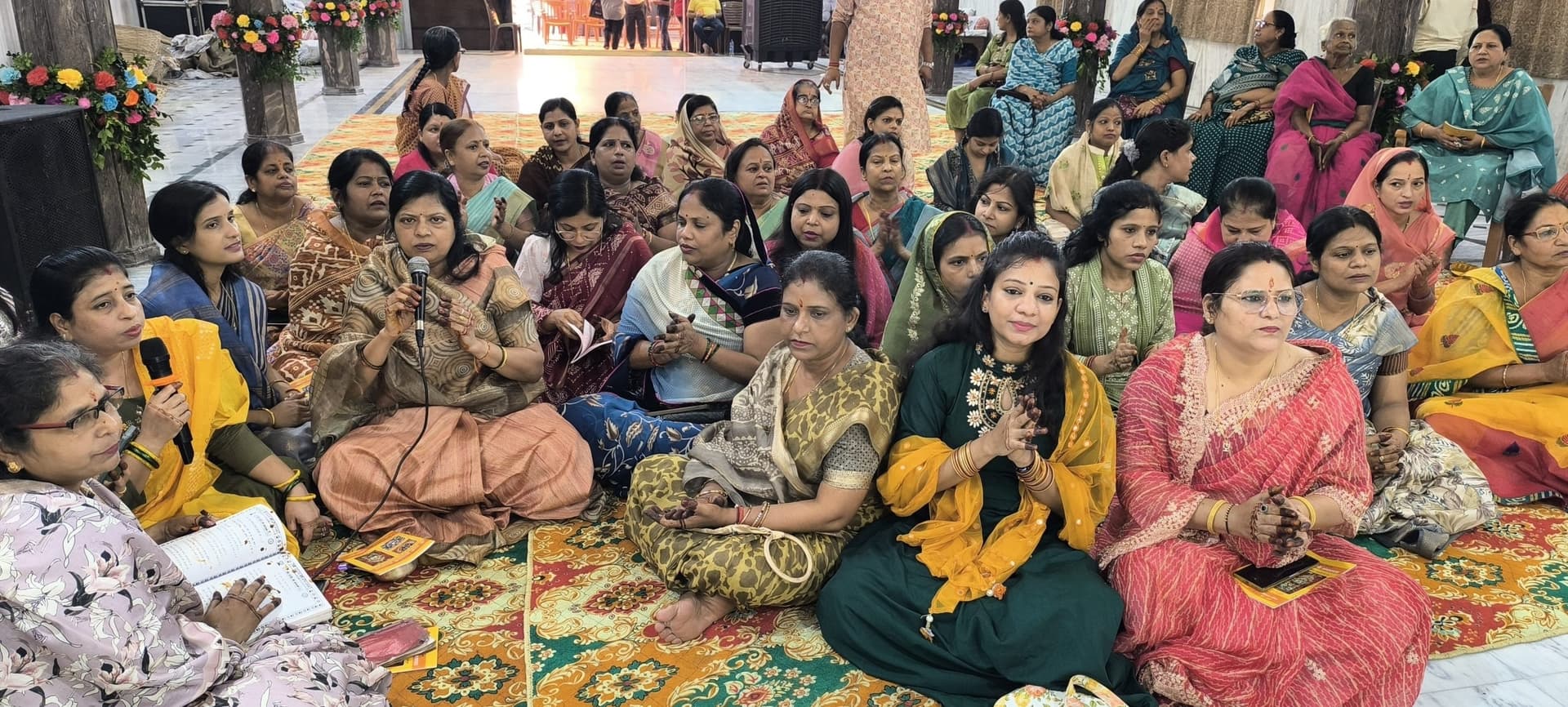 कुटिया मंदिर में मेंहदी महोत्सव का आयोजन