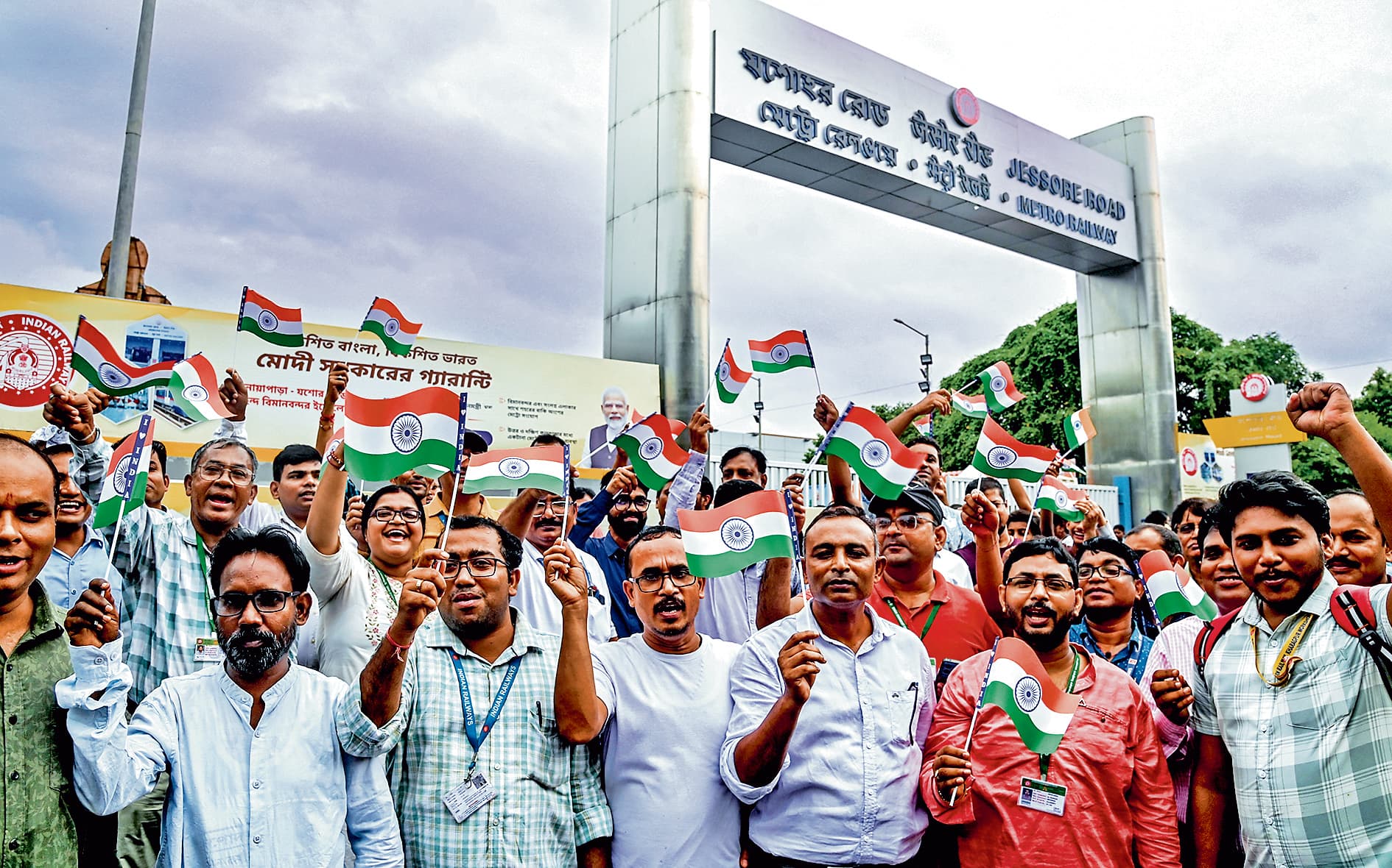 दमदम में प्रधानमंत्री मोदी के स्वागत के लिए जुटी भीड़