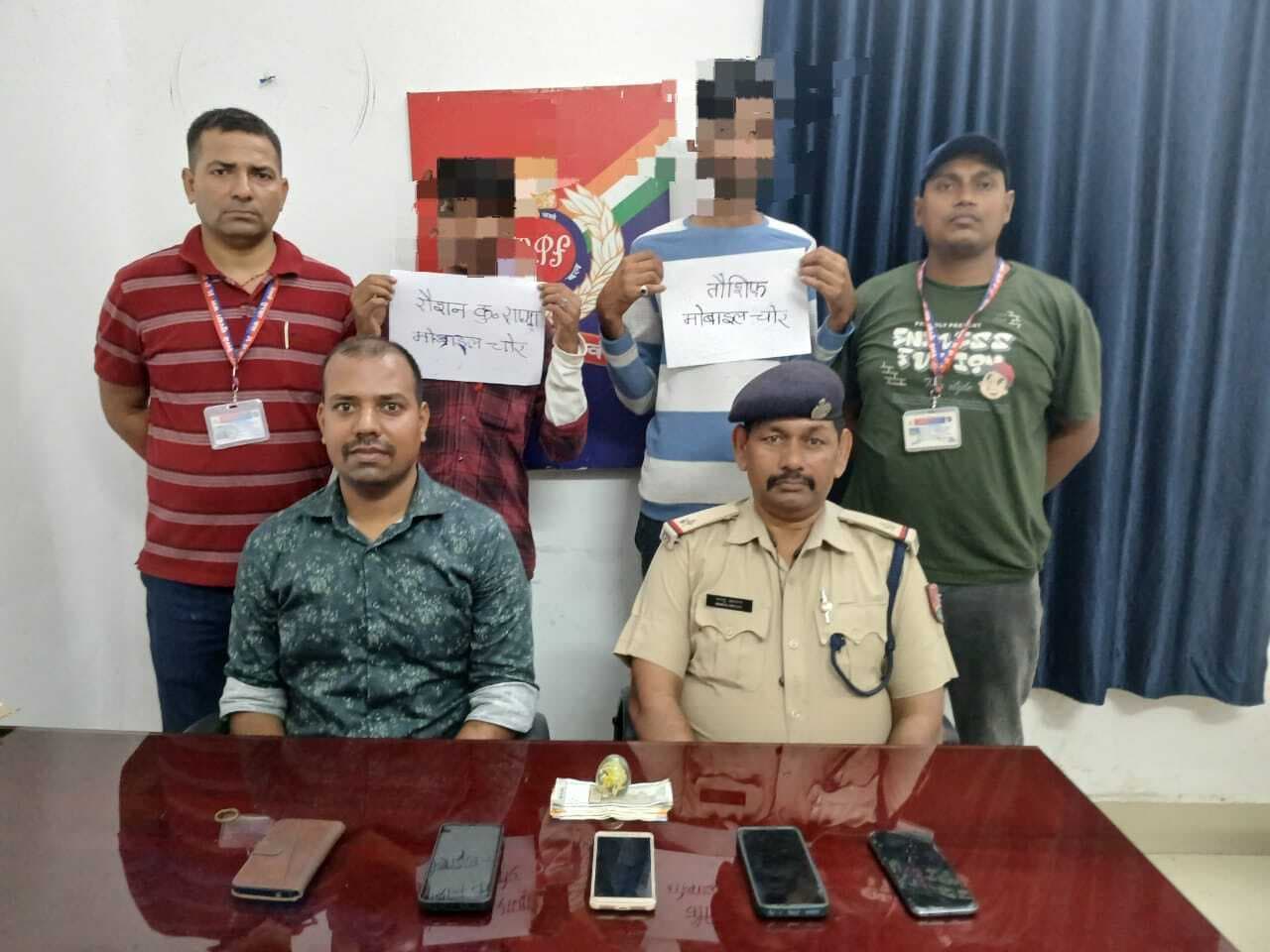 Dhanbad News: चोरी के पांच मोबाइल के साथ दो अपराधी गिरफ्तार