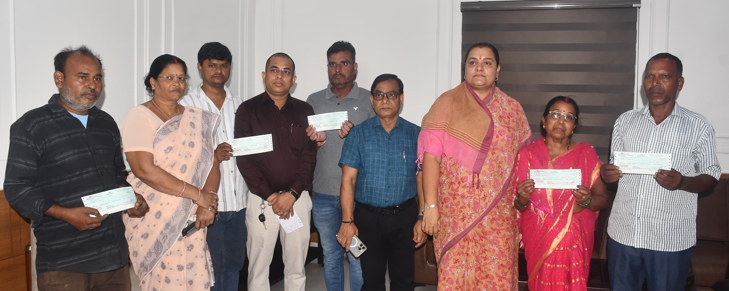 Bokaro News : विधायक ने असाध्य रोग से पीड़ितों के बीच अनुदान राशि का किया वितरण