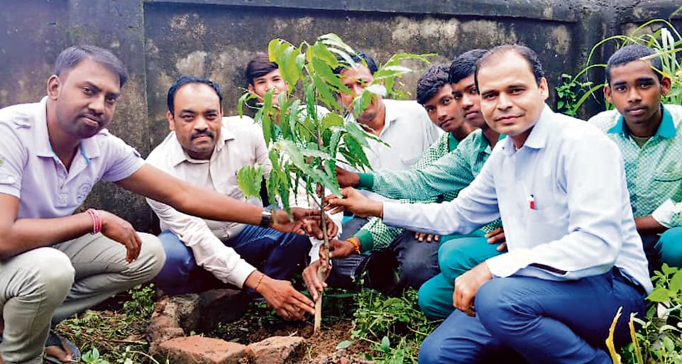 Seraikela Kharsawan News : विद्यार्थियों ने पर्यावरण संरक्षण का दिया संदेश