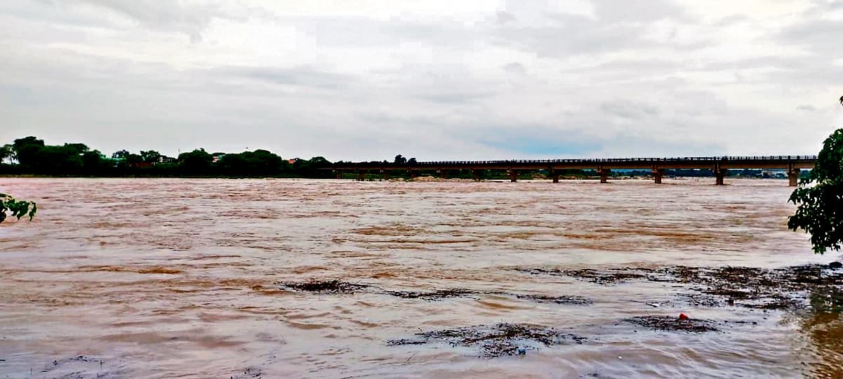 Seraikela Kharsawan News : खरकई व संजय नदी उफनायी, मिट्टी का घर गिरने से महिला घायल हुई