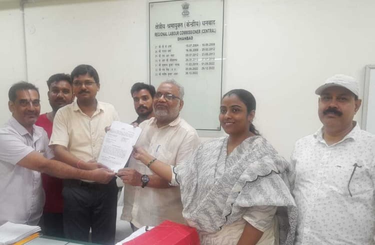 Bokaro News : मजदूरों को बकाया मजदूरी देने पर बनी सहमति