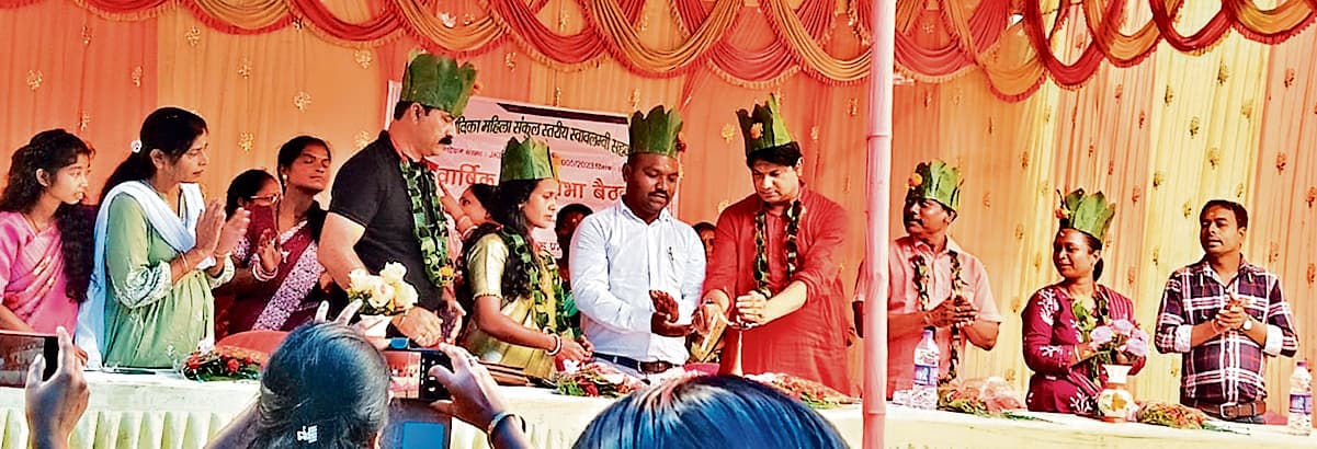 Seraikela Kharsawan News : महिलाएं स्वरोजगार से स्वावलंबी बनें