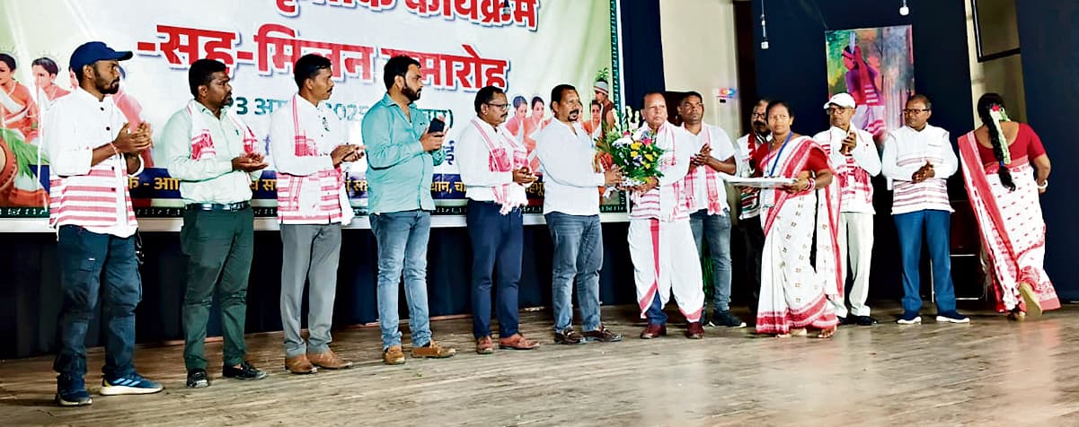 Chaibasa News : प्रकृति को संरक्षित करने की प्रेरणा देता है करम पर्व : मंत्री