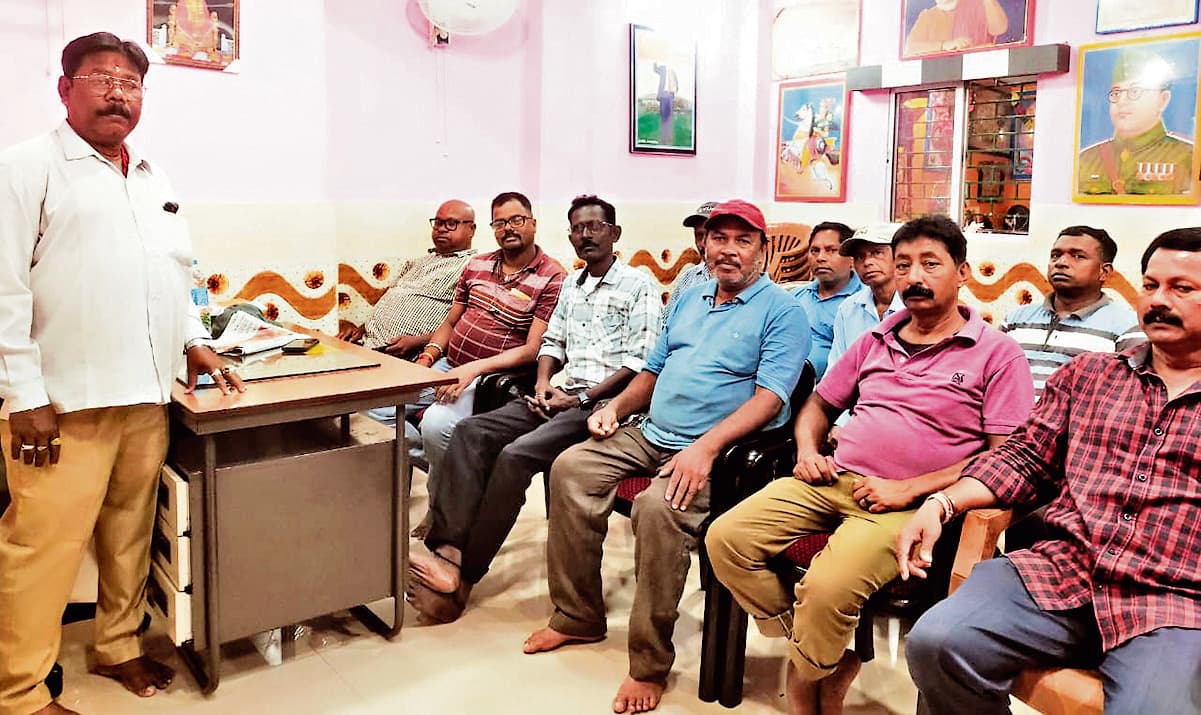 Chaibasa News : यूनियन ने बायोमेट्रिक हाजिरी का किया विरोध