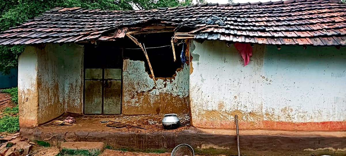 Chaibasa News : मझगांव में हाथियों का उत्पात घर तोड़ा, 50 किलो चावल खाये